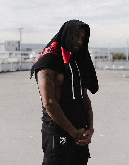 Schwarz-rotes Handtuch beim Workout im Fitnessstudio