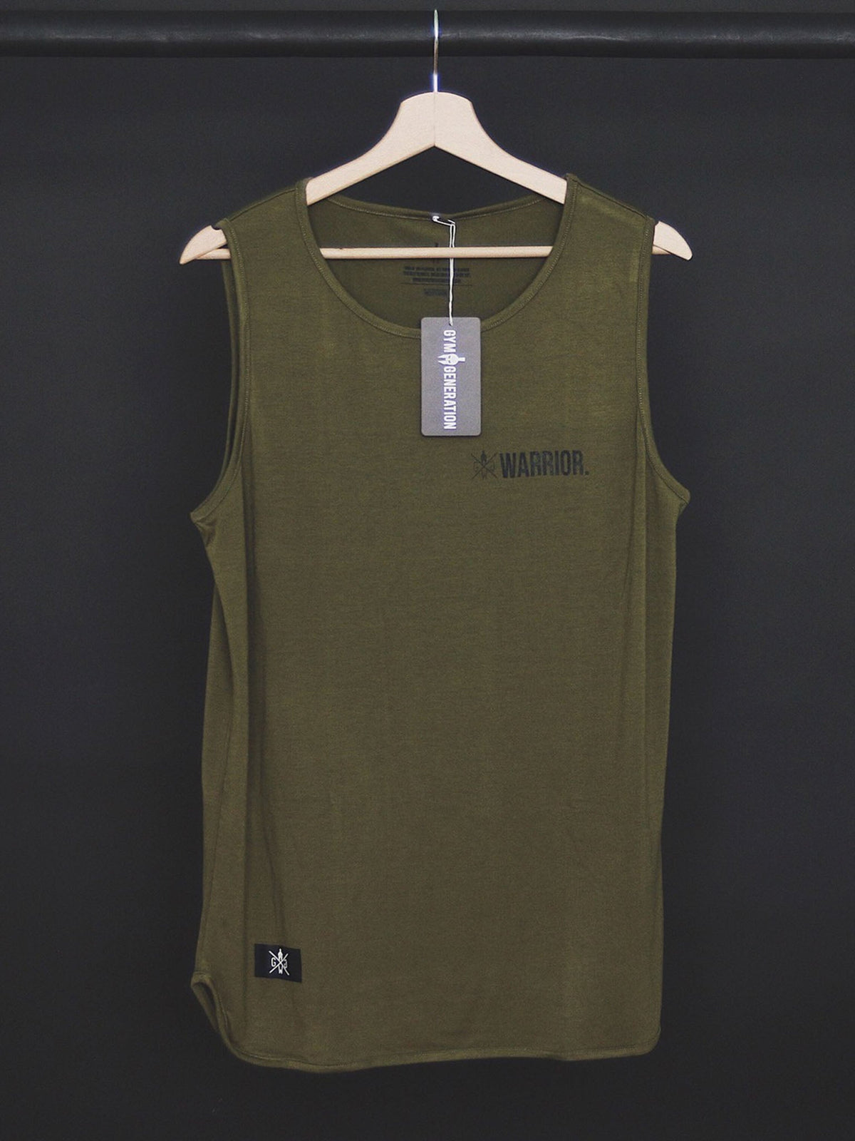 Olivgrünes Tank Top auf dem Bügel, Frontansicht