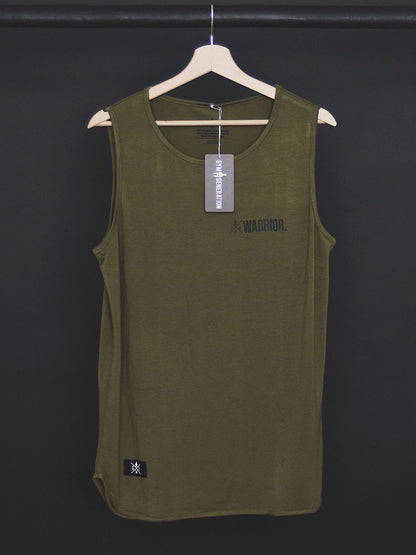 Olivgrünes Tank Top auf dem Bügel, Frontansicht