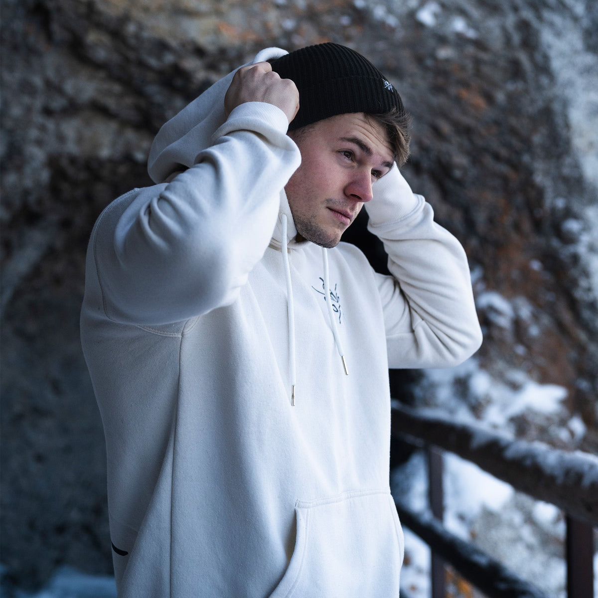 Schwarze Beanie im Schnee, Wintermütze aus recyceltem Polyester