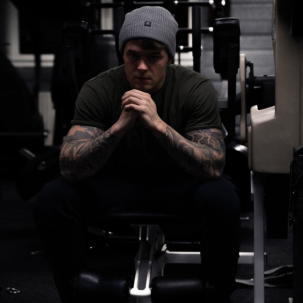 Graue Gym Mütze beim Training getragen