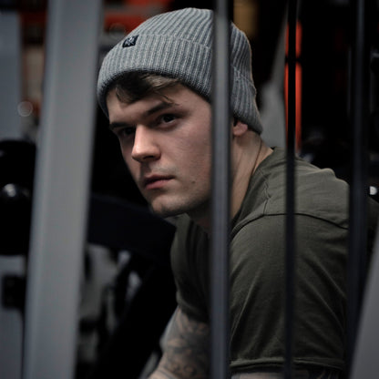 Graue Beanie am Model in der Seitenansicht