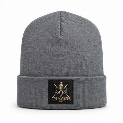 Graue Gym Beanie mit breitem Umschlag und schwarzem Logo-Patch, Frontansicht