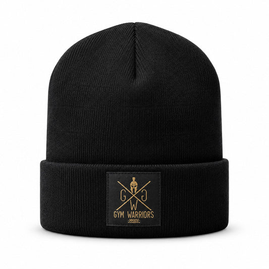Schwarze Gym Beanie mit feinem Strick und goldenem Patch, Frontansicht