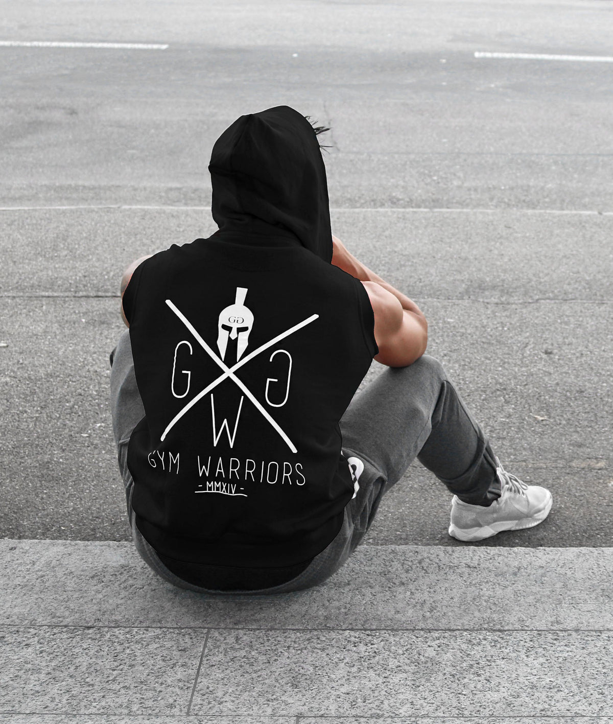 Sitzende Rückansicht im ärmellosen Gym Hoodie draußen