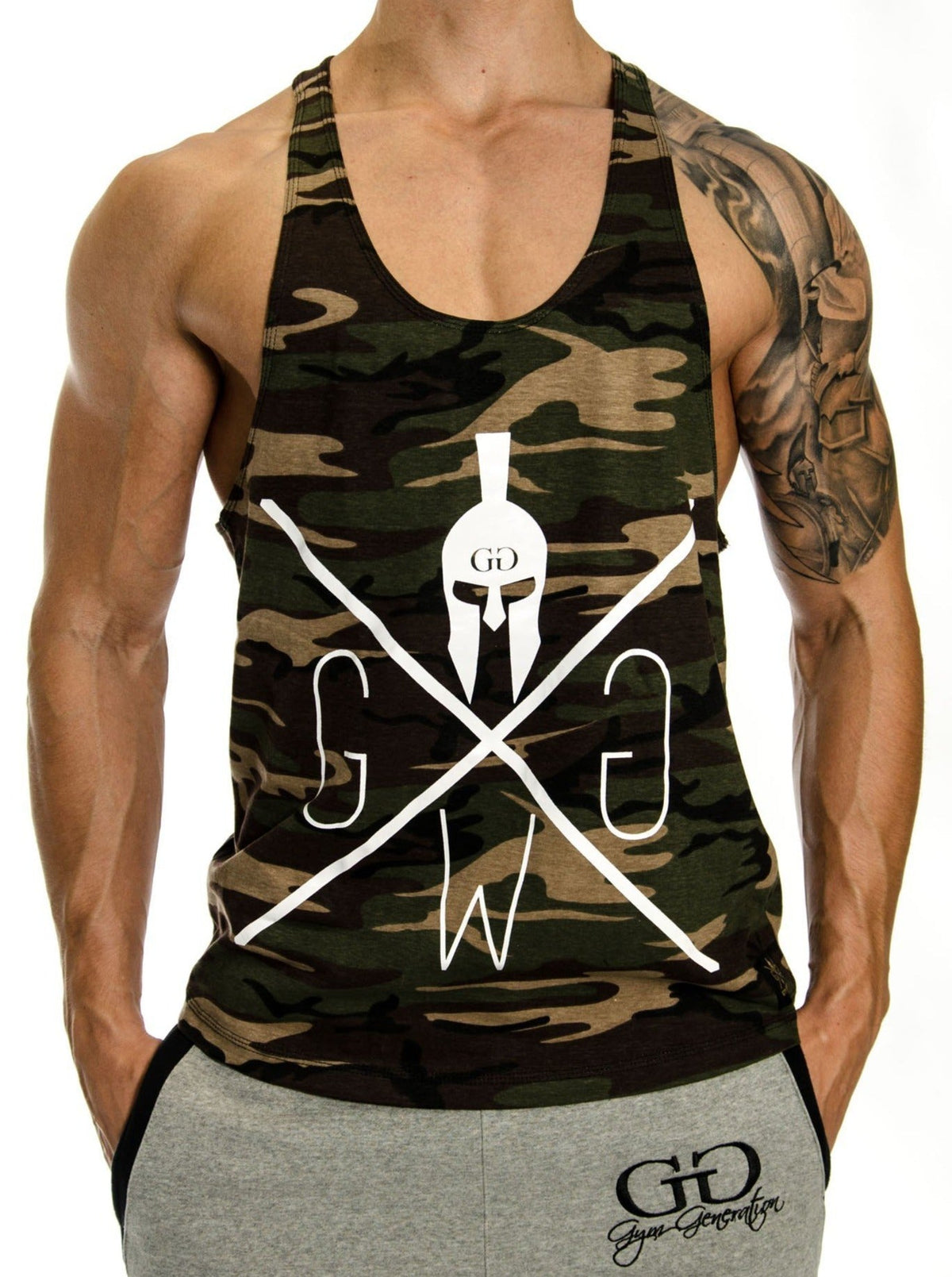 Camouflage Stringer Tank Top mit weißem Gym Warriors Logo, Vorderansicht