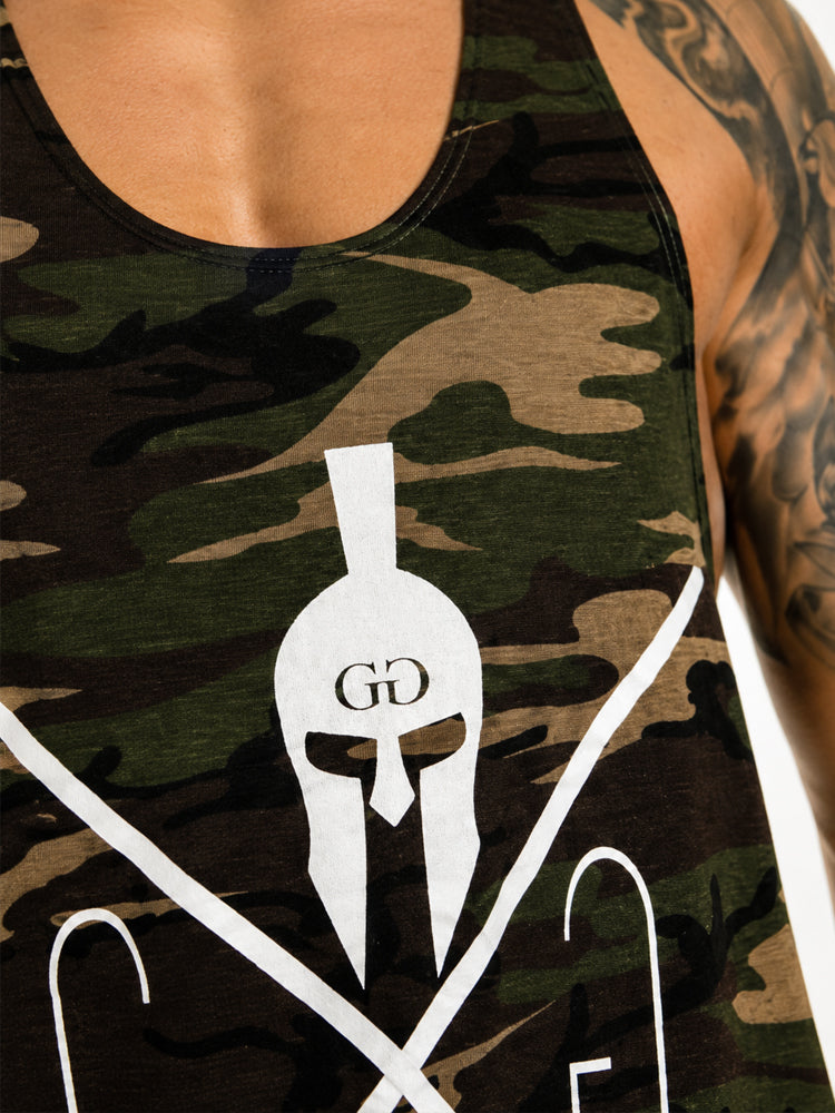 Weißes Logo auf dem Camouflage-Stoff im Detail