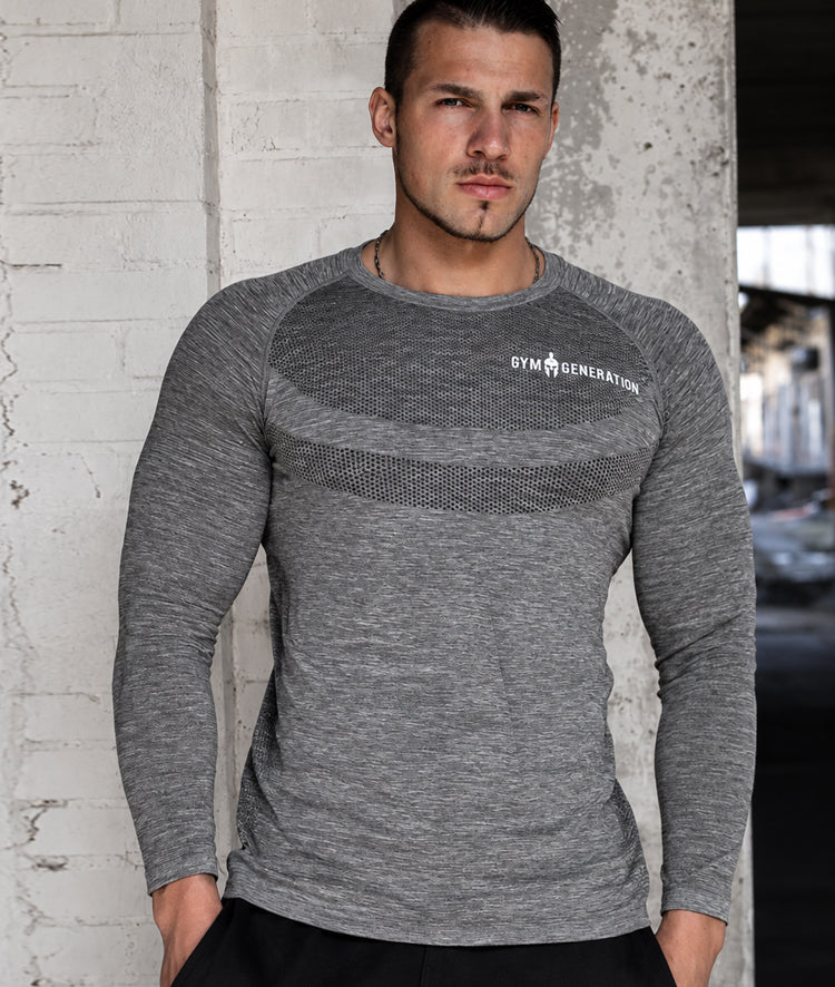 Mann im eng sitzenden Langarmshirt in Taupe, frontal fotografiert