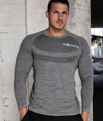 Mann im eng sitzenden Langarmshirt in Taupe, frontal fotografiert