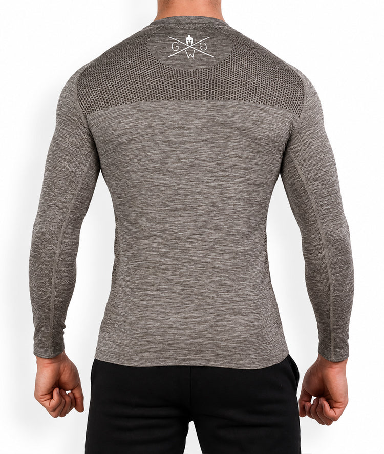 Rücken des melierten Shirts mit Lochpasse und kleinem weißem Logo unter dem Kragen