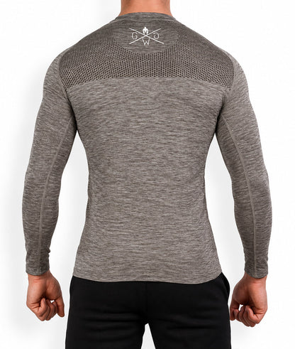 Rücken des melierten Shirts mit Lochpasse und kleinem weißem Logo unter dem Kragen