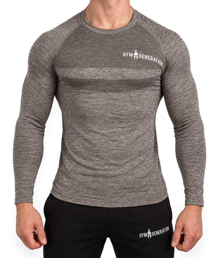 Langarmshirt in Taupe von vorne, Lochmuster quer über die Brust und weiße Schrift
