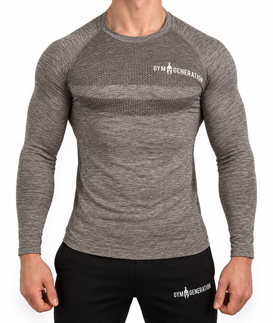 Langarmshirt in Taupe von vorne, Lochmuster quer über die Brust und weiße Schrift