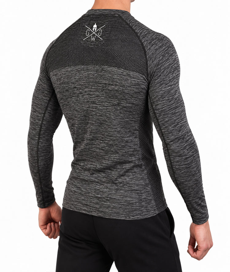 Eng sitzendes Longsleeve von schräg hinten, Strickmuster an Flanke und Rücken
