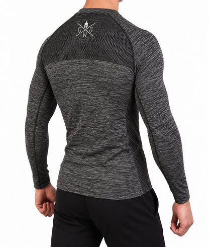 Eng sitzendes Longsleeve von schräg hinten, Strickmuster an Flanke und Rücken