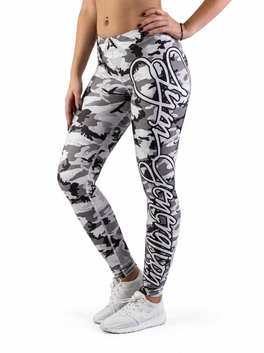 Graue Camo Leggings im Profil mit weißem Umriss-Schriftzug längs am Bein