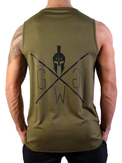 Großes Gym Warriors Logo auf dem Rücken des oliven Tank Tops