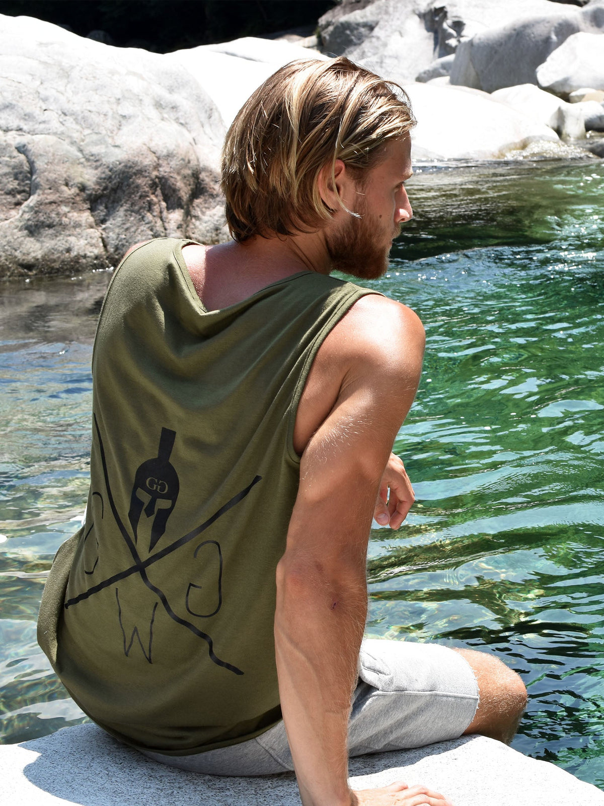 Model im olivgrünen Tank Top am Wasser, Rückenansicht