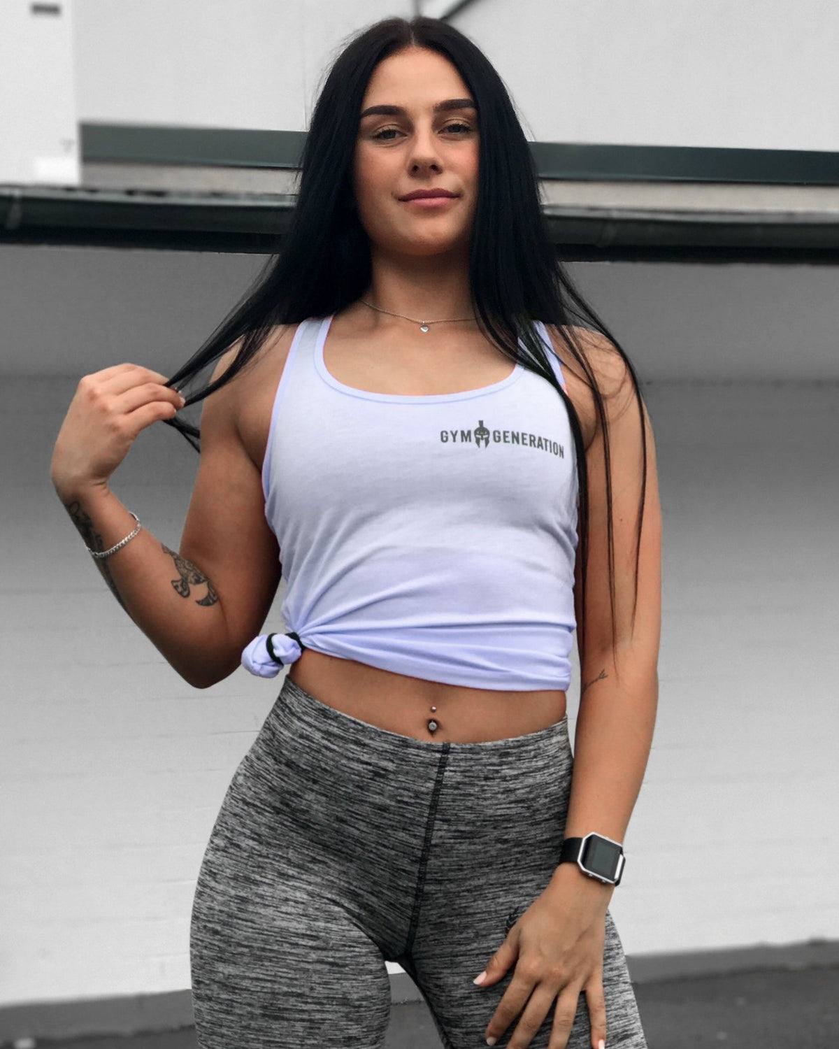 Trainingsoutfit mit hellblauem Tank Top und grauer Leggings