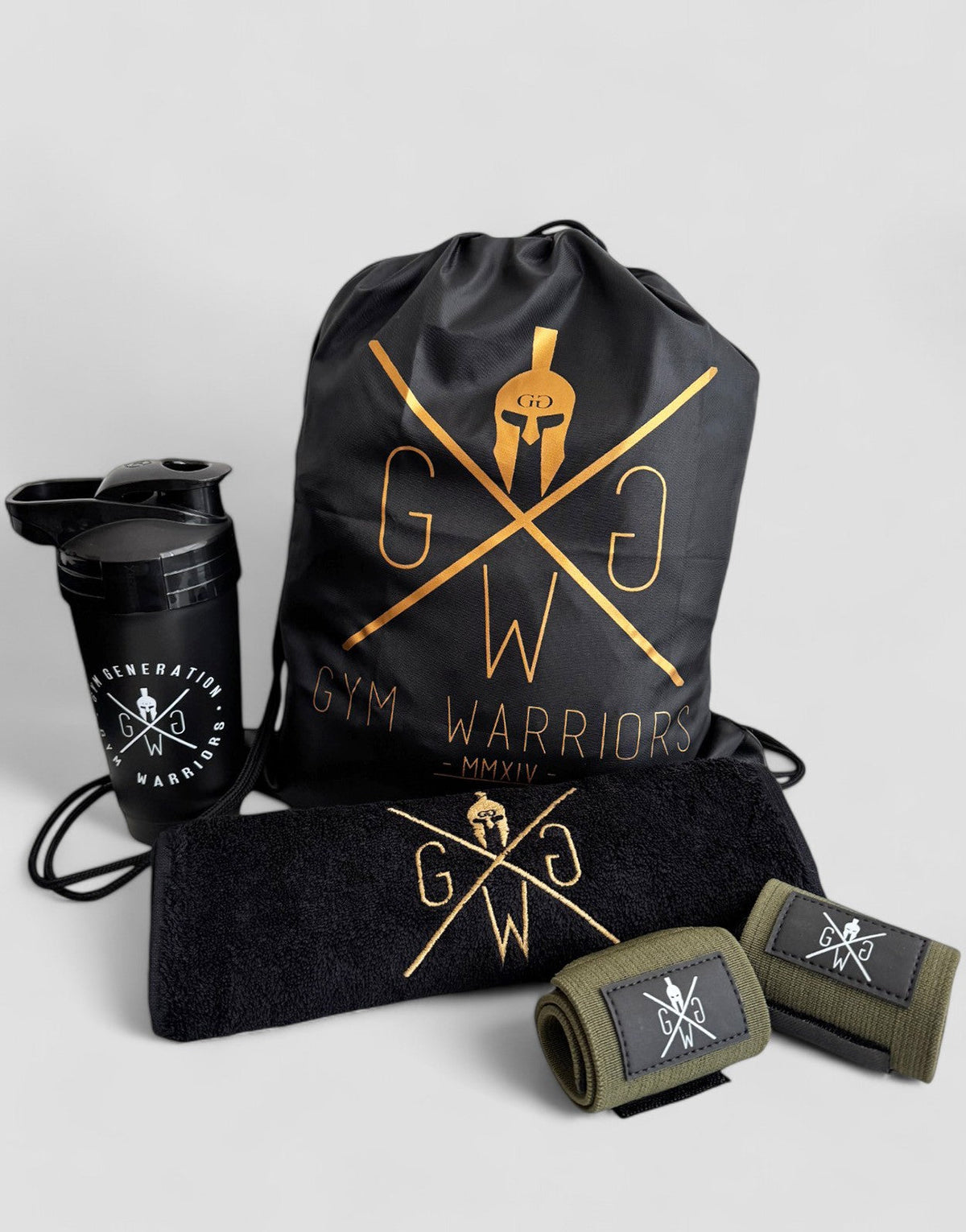 Gym-Tasche mit Kordelzug neben Trainingszubehör