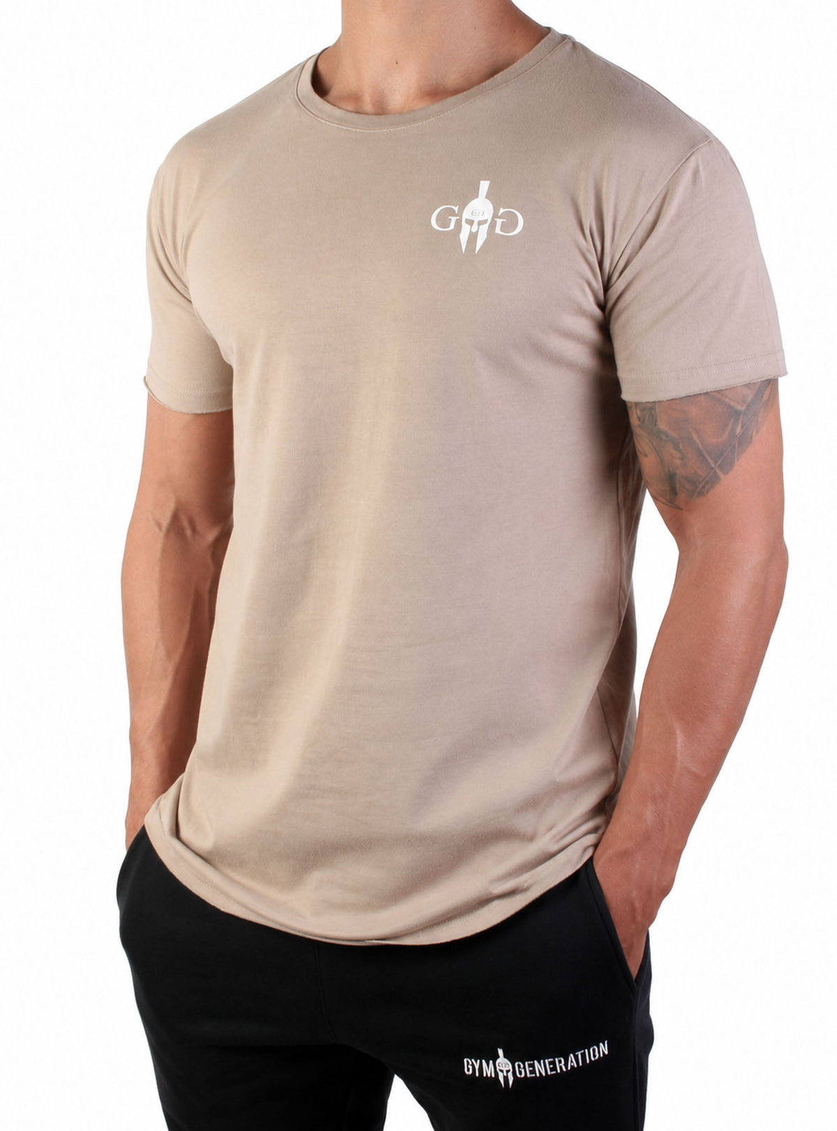 Beiges Fitness Shirt für Herren mit schwarzer Trainingshose kombiniert