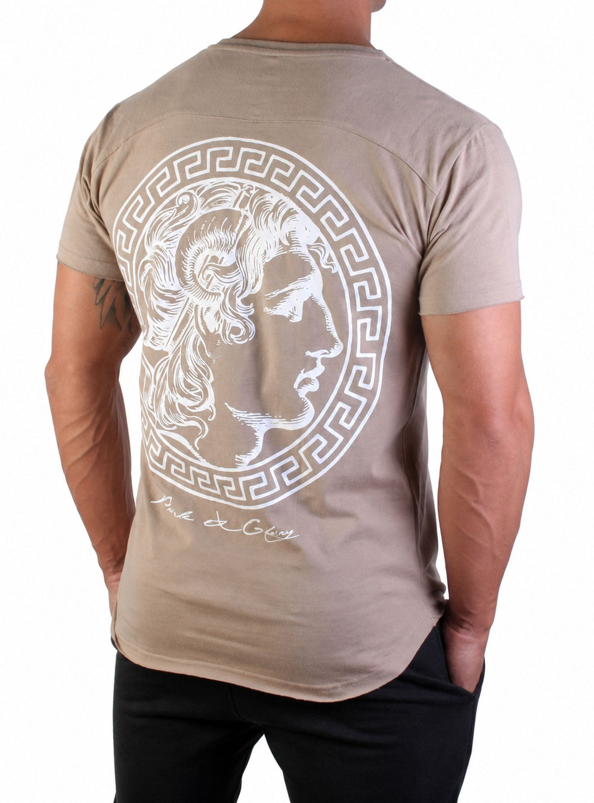 Schräge Rückenansicht des beigen Shirts im Studio