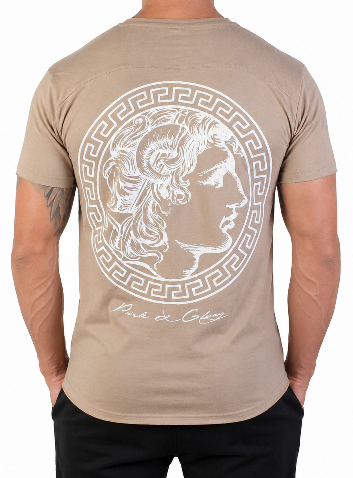 Großer weißer Münzprint auf dem Rücken des beigen Shirts