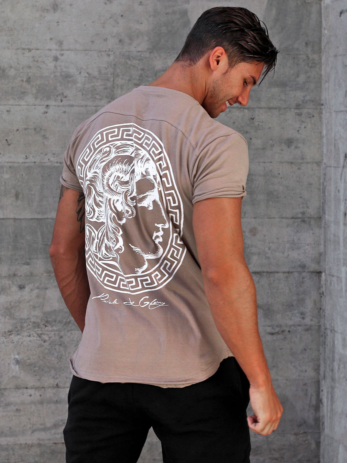 Model im beigen Gym Shirt, Rückenansicht mit Print