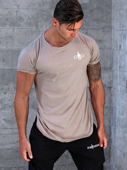 Model im beigen T-Shirt, Frontansicht