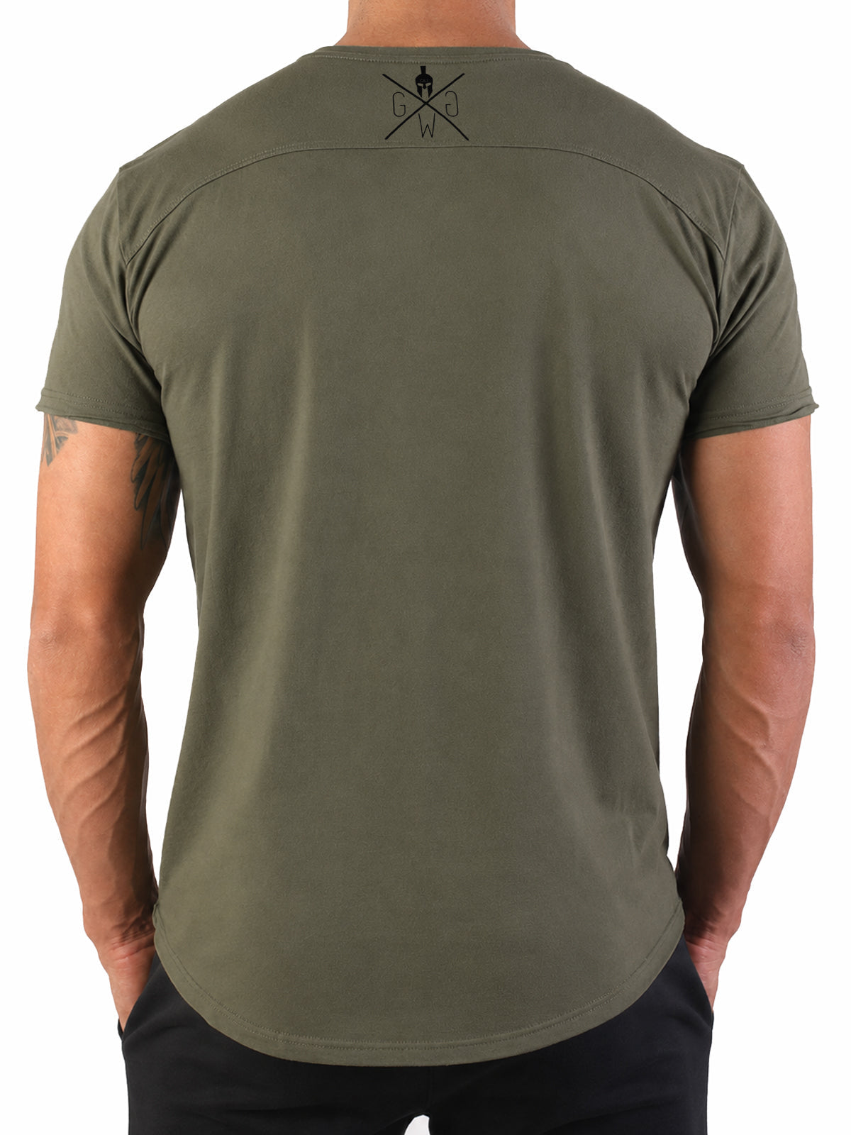 Rückseite des olivgrünen Trainingsshirts ohne großen Print