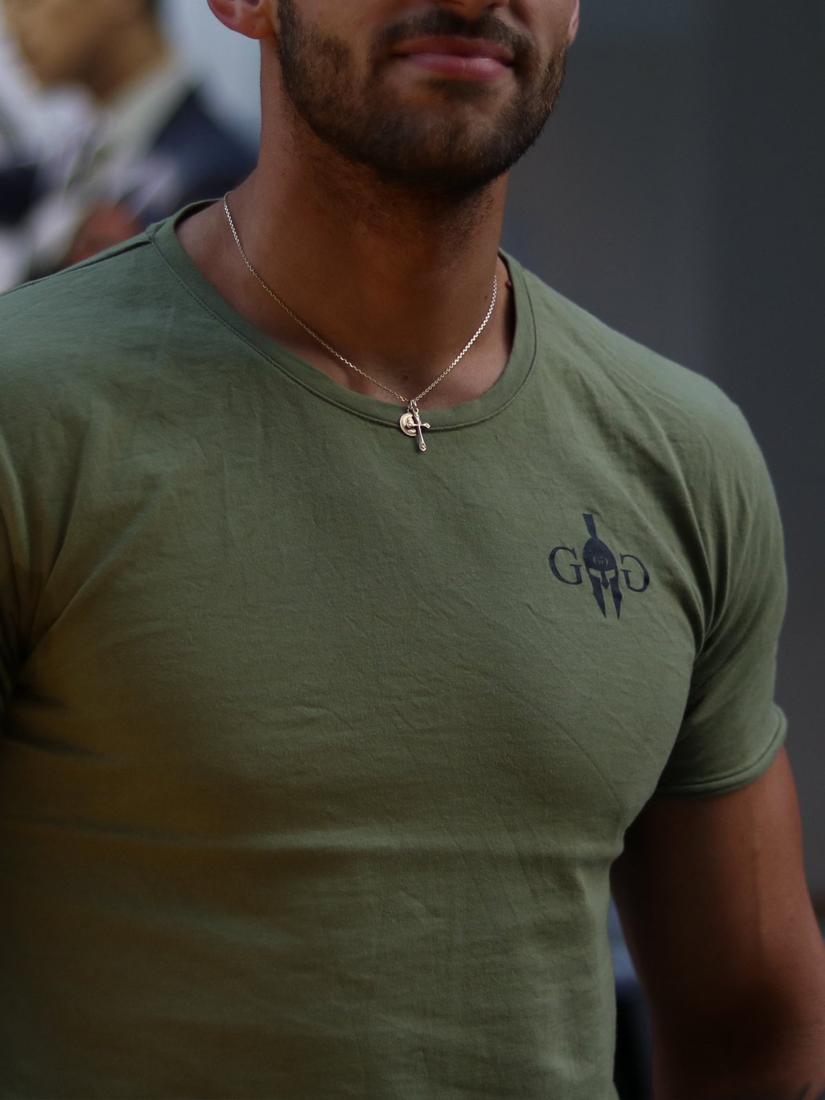 Kleines Gym Generation Logo auf dem olivgrünen Shirt im Detail