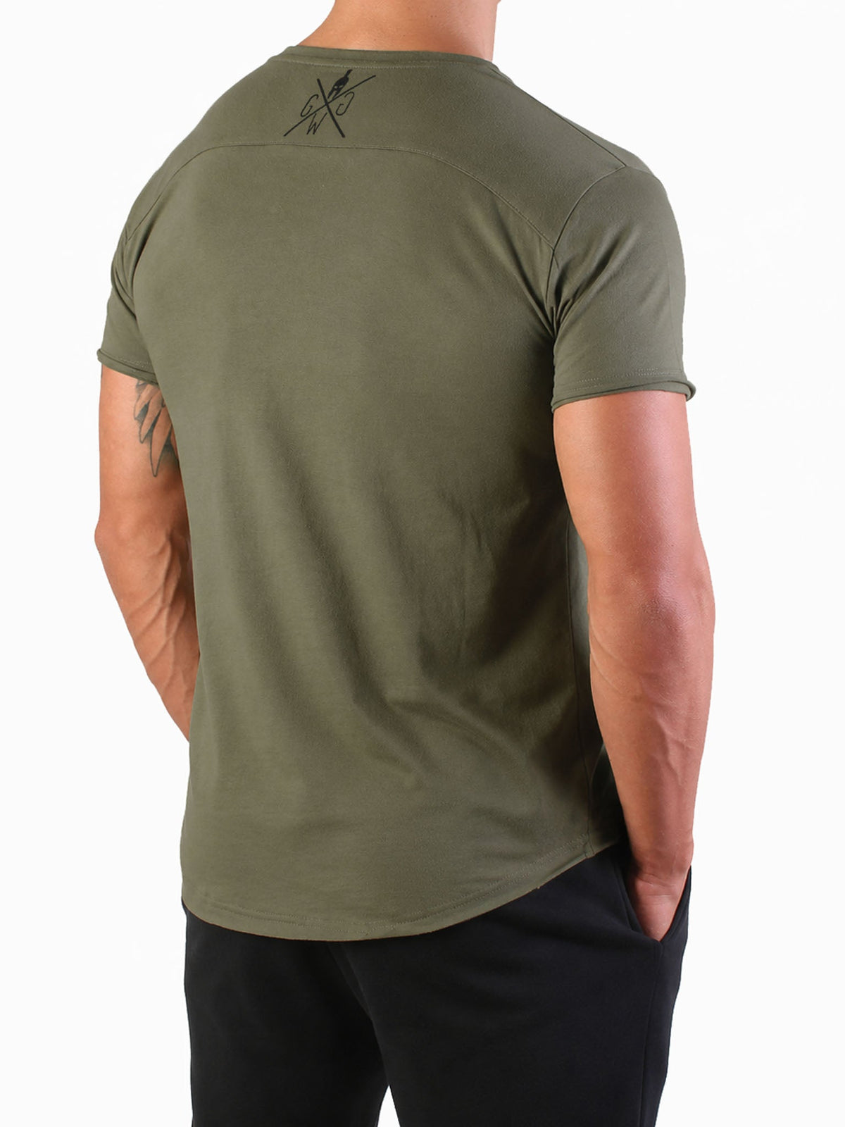 Olivgrünes T-Shirt am Model in schräger Rückenansicht