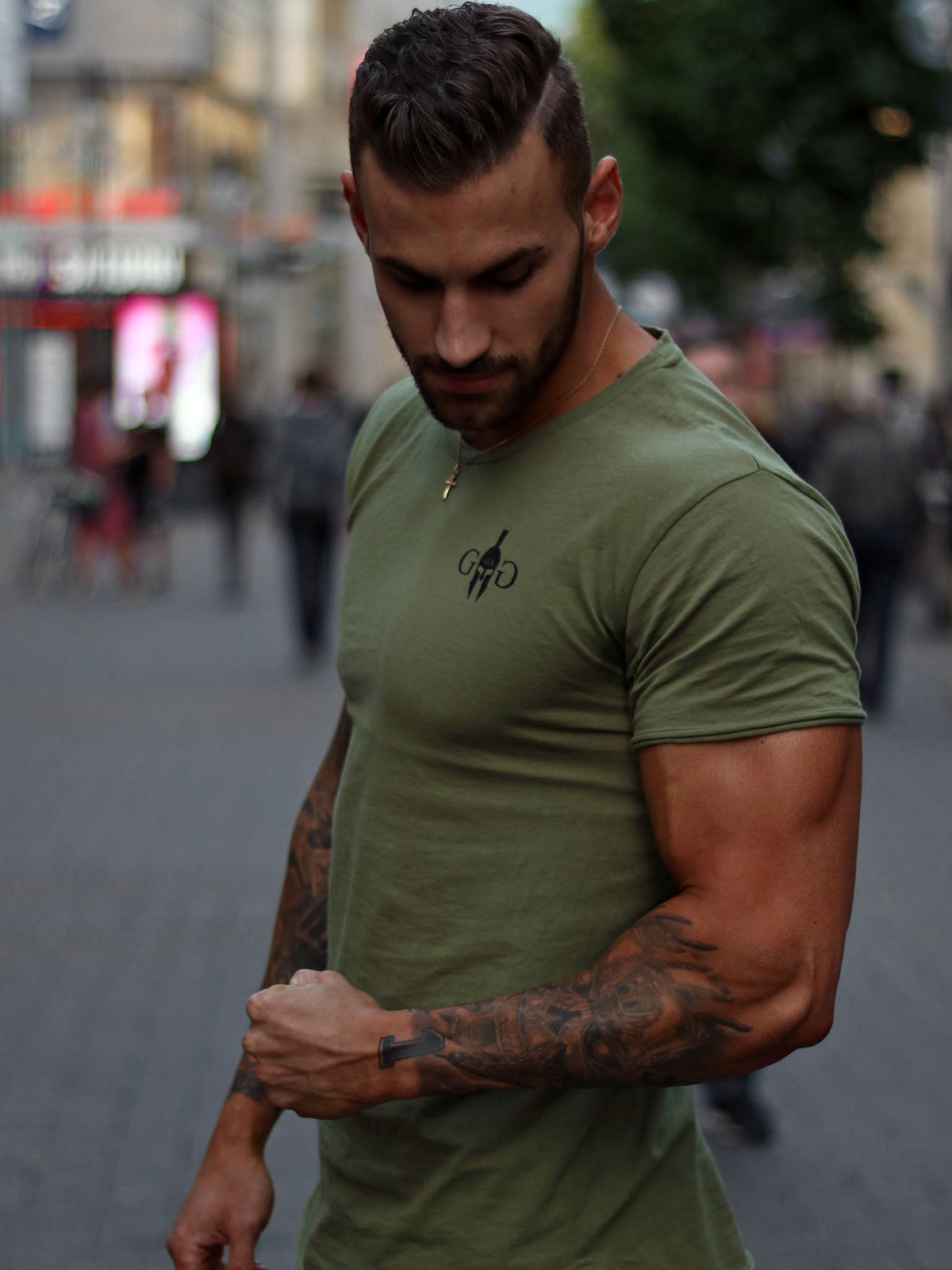 Olivgrünes Sportshirt für Herren am Model, linke Seite