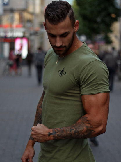 Olivgrünes Sportshirt für Herren am Model, linke Seite