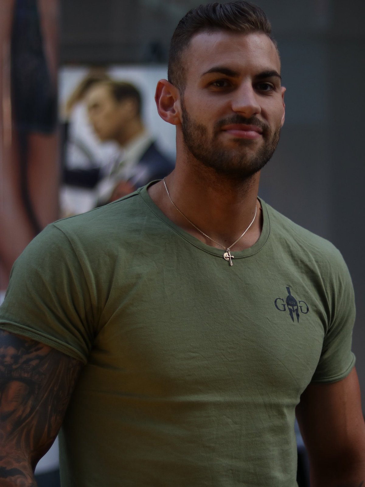 Legacy Shirt in Olive am Model, rechte Seite