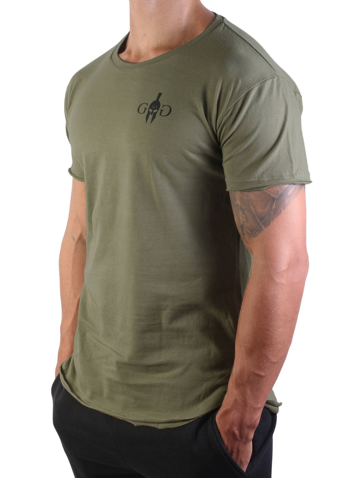 Model im olivfarbenen Gym Shirt für Herren, seitlich