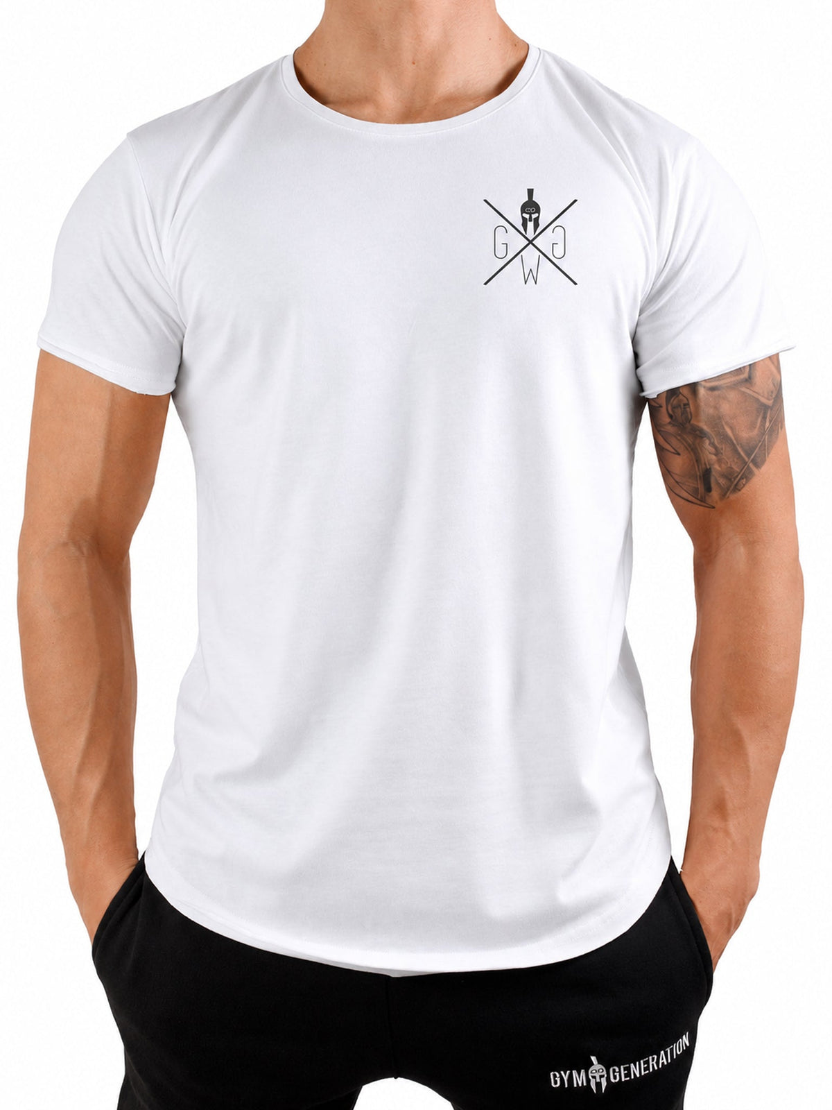 Weißes Gym T-Shirt mit kleinem schwarzem Brustlogo, Frontansicht