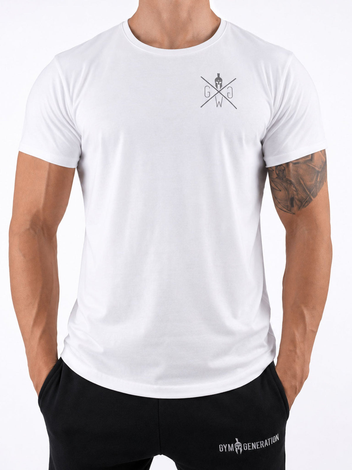 Weißes Gym T-Shirt Warrior mit kleinem Brustlogo, Vorderansicht