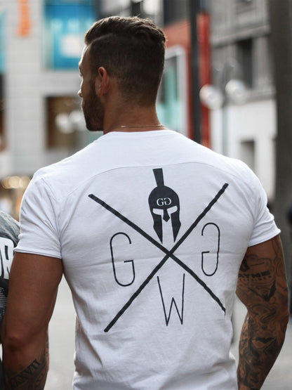 Rückenansicht am Model mit großem Logo-Print in Schwarz