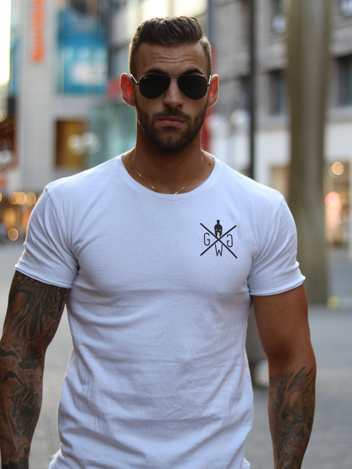 Model im weißen Trainingsshirt, Frontansicht mit Logo auf der Brust