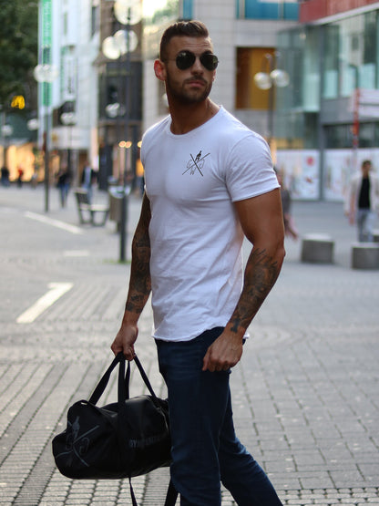 Herren im weißen Gym T-Shirt mit Sporttasche in der Stadt