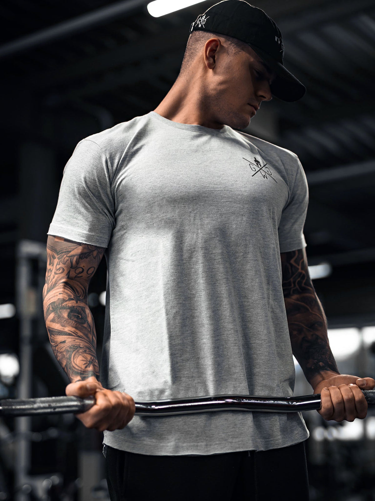 Graues Warrior Shirt mit Rückenlogo, kombiniert als Gym Outfit