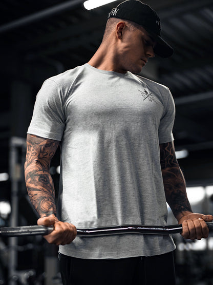 Graues Warrior Shirt mit Rückenlogo, kombiniert als Gym Outfit