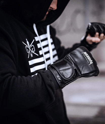 Athlet zieht Trainingshandschuhe an, dazu der schwarze Pullover mit Print
