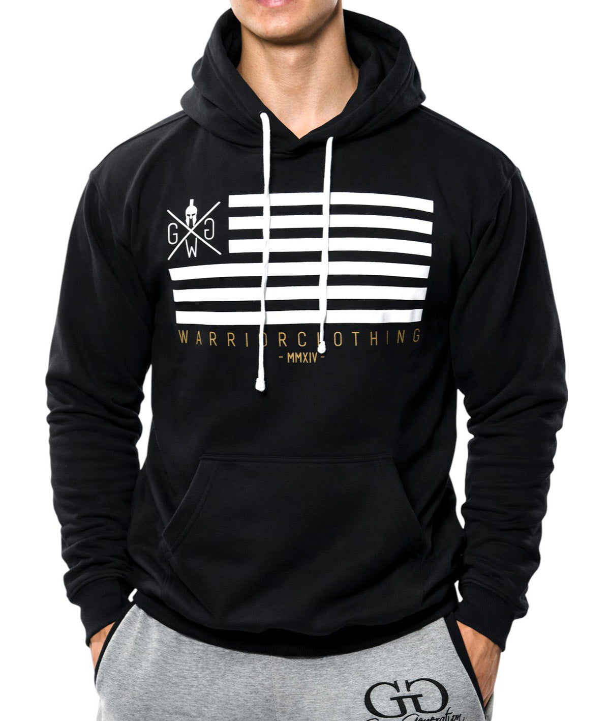 Schwarzer Kapuzenpullover von vorne mit gestreiftem Flaggenmotiv auf der Brust
