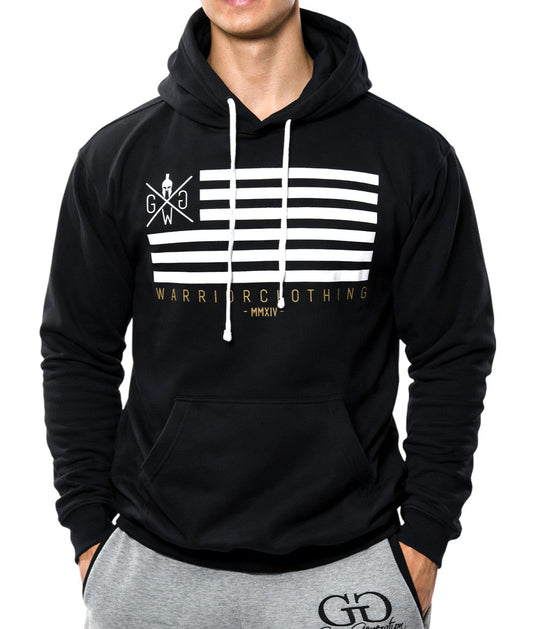 Schwarzer Kapuzenpullover von vorne mit gestreiftem Flaggenmotiv auf der Brust