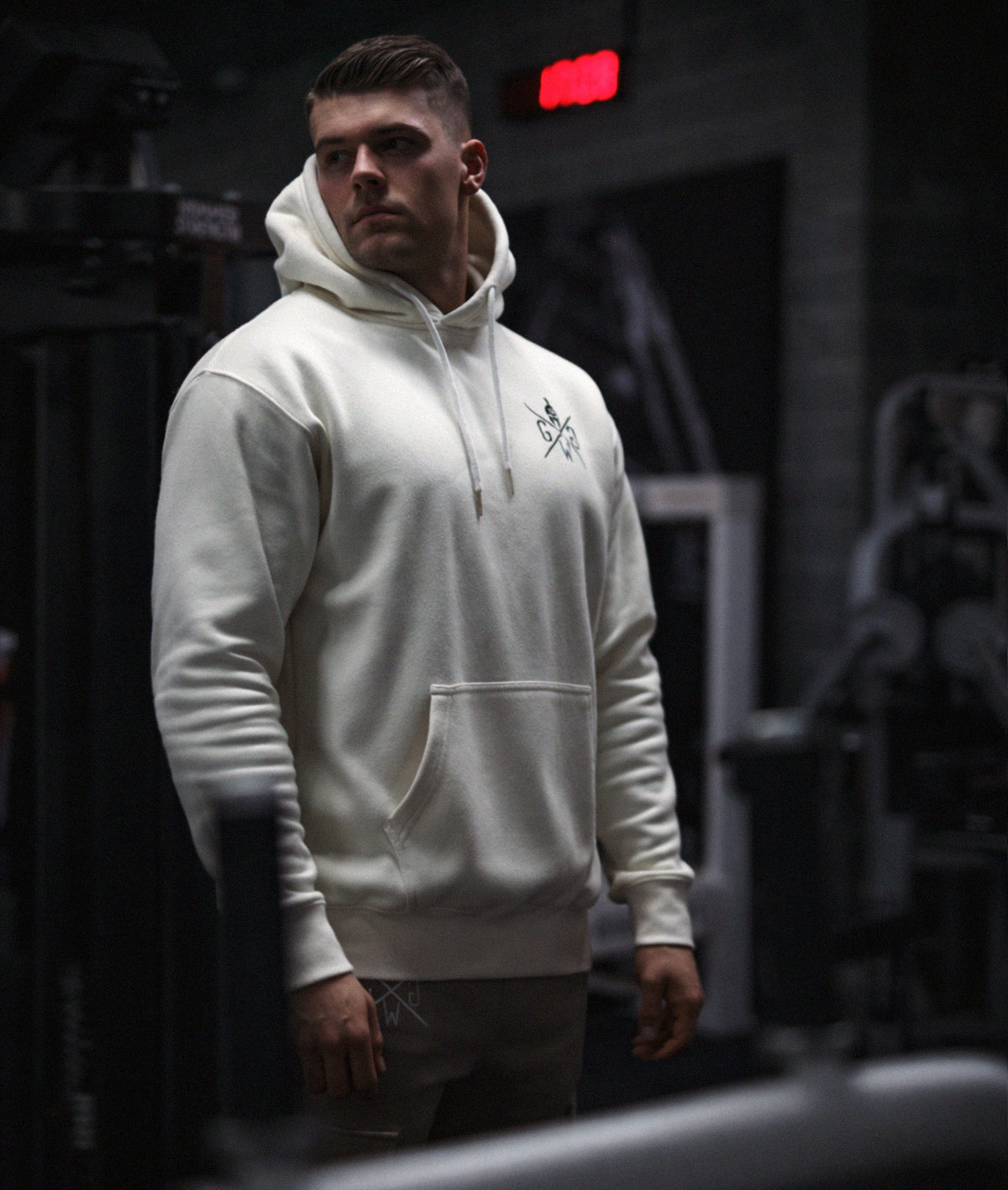 Athlet im Off-White Gym Hoodie im Fitnessstudio
