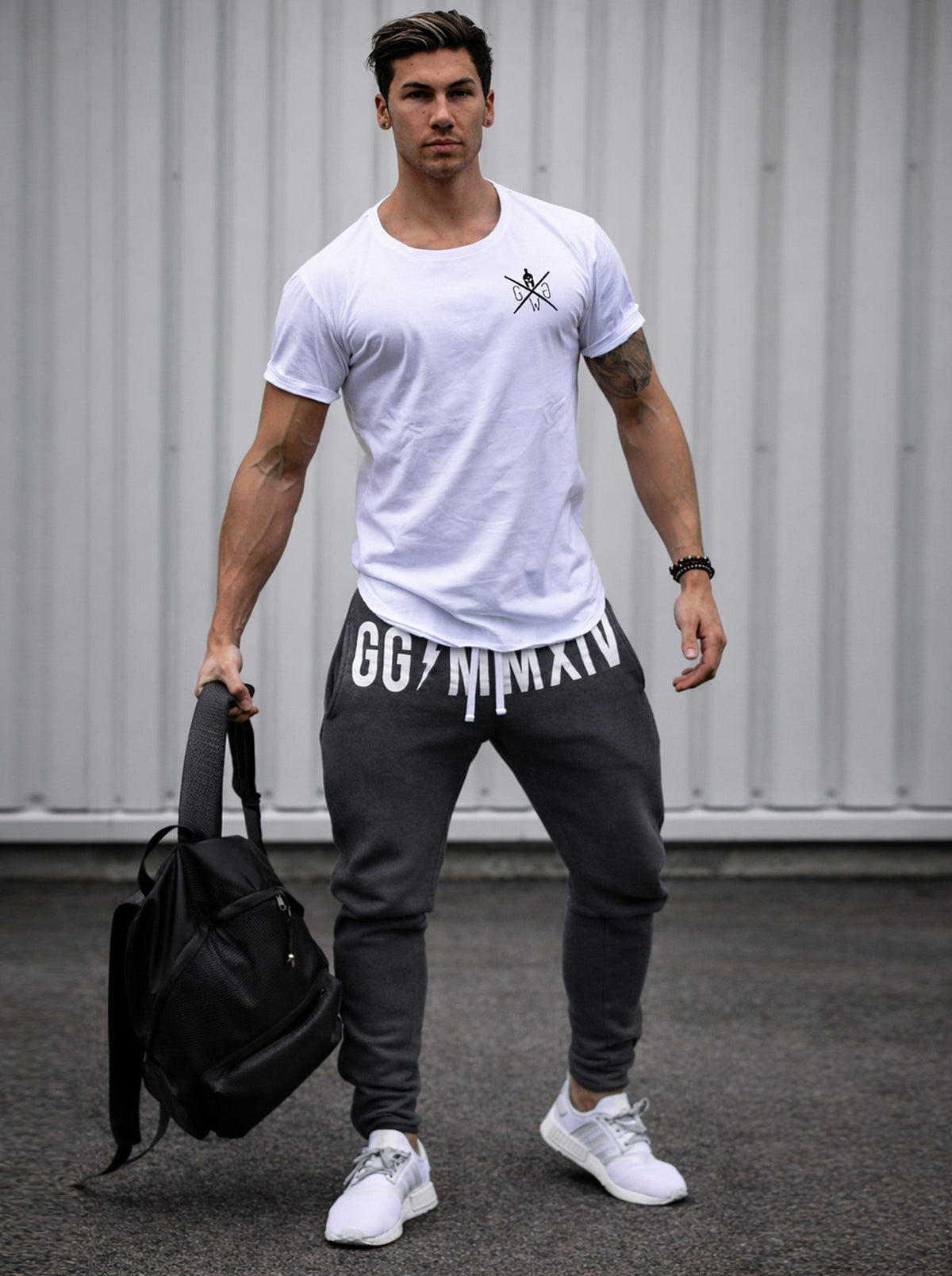 Herren Jogginghose in Dunkelgrau im Streetstyle getragen