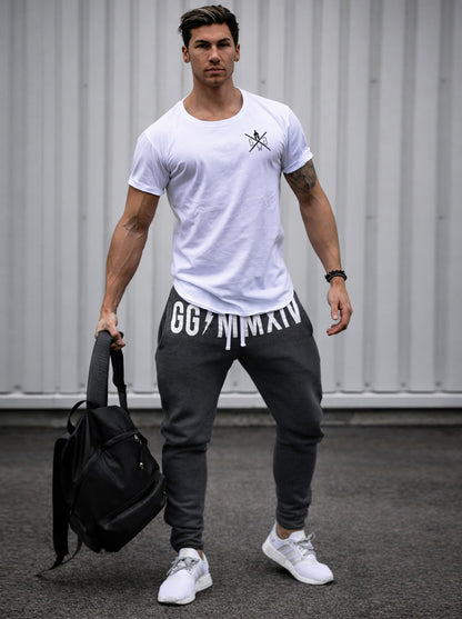 Herren Jogginghose in Dunkelgrau im Streetstyle getragen