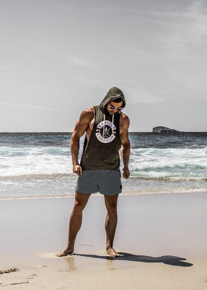 Olives Kapuzen Tank Top mit Shorts am Strand getragen